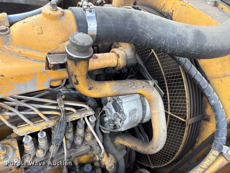 image for item DT2890 1999 John Deere 450LC excavator