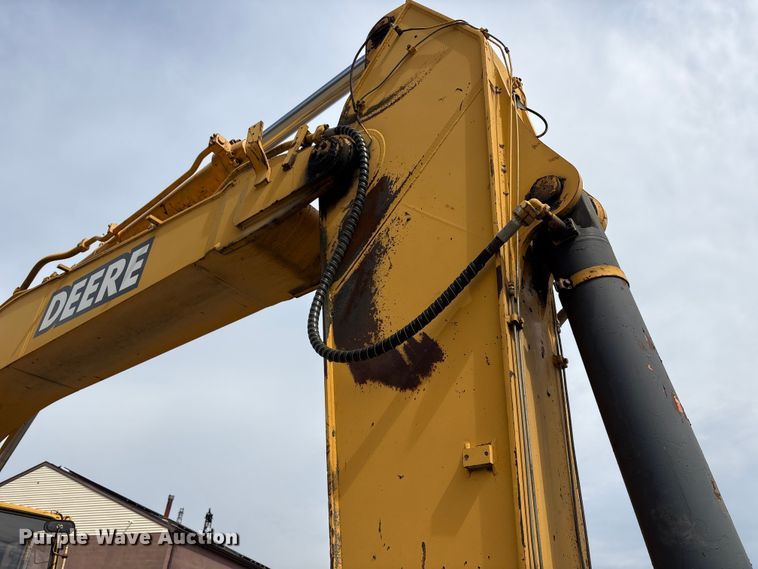 image for item DT2890 1999 John Deere 450LC excavator