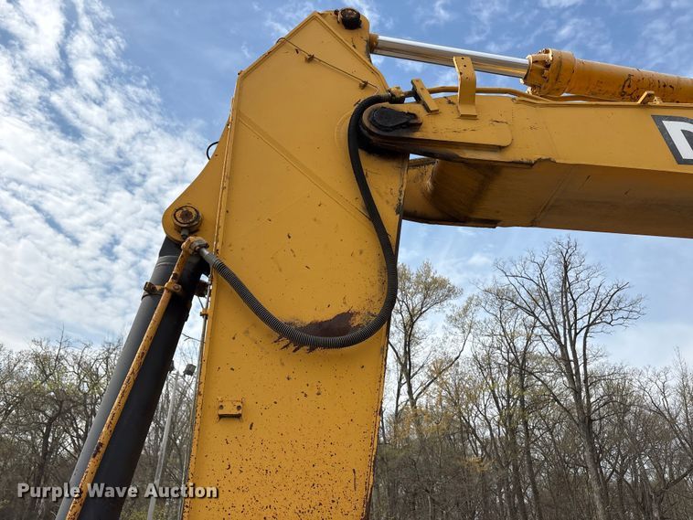 image for item DT2890 1999 John Deere 450LC excavator