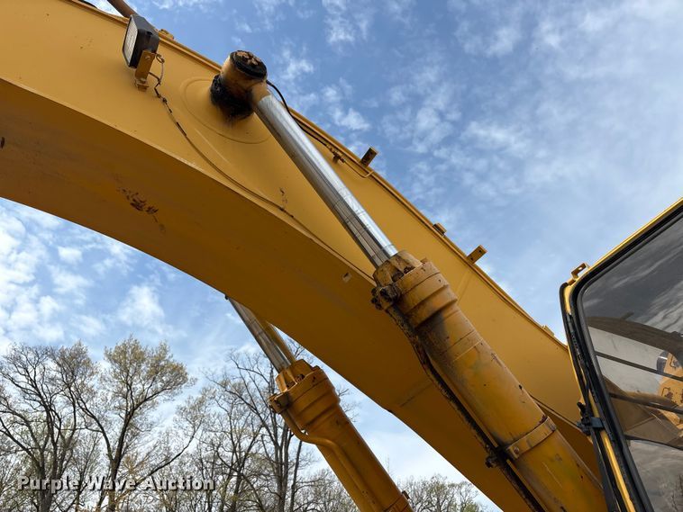 image for item DT2890 1999 John Deere 450LC excavator