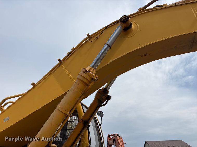 image for item DT2890 1999 John Deere 450LC excavator