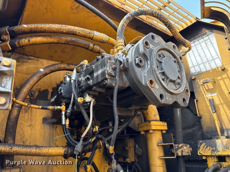 image for item DT2890 1999 John Deere 450LC excavator