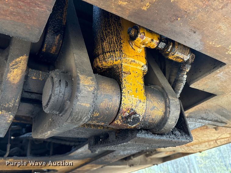 image for item DT2890 1999 John Deere 450LC excavator