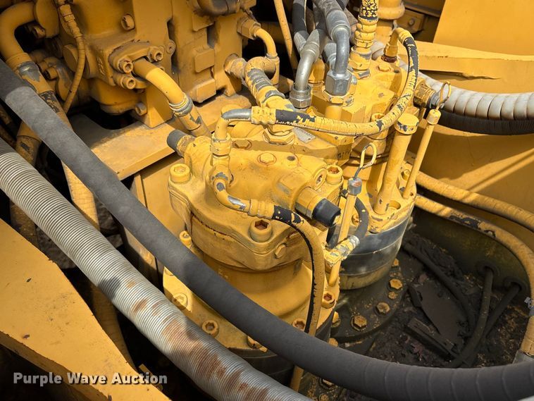 image for item DT2890 1999 John Deere 450LC excavator