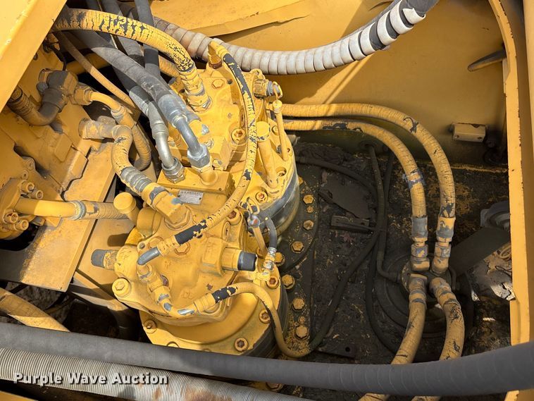 image for item DT2890 1999 John Deere 450LC excavator