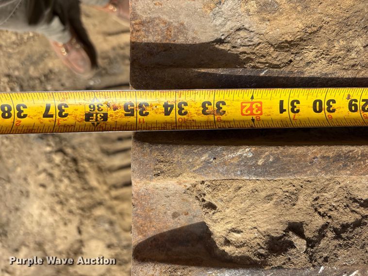 image for item DT2890 1999 John Deere 450LC excavator