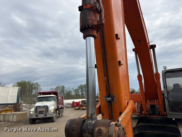 image for item DT2892 Hitachi EX200 excavator