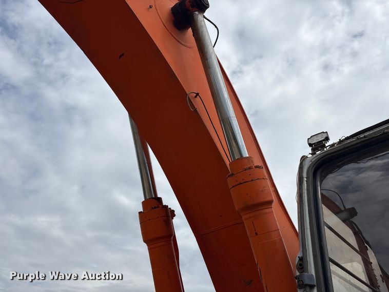 image for item DT2892 Hitachi EX200 excavator