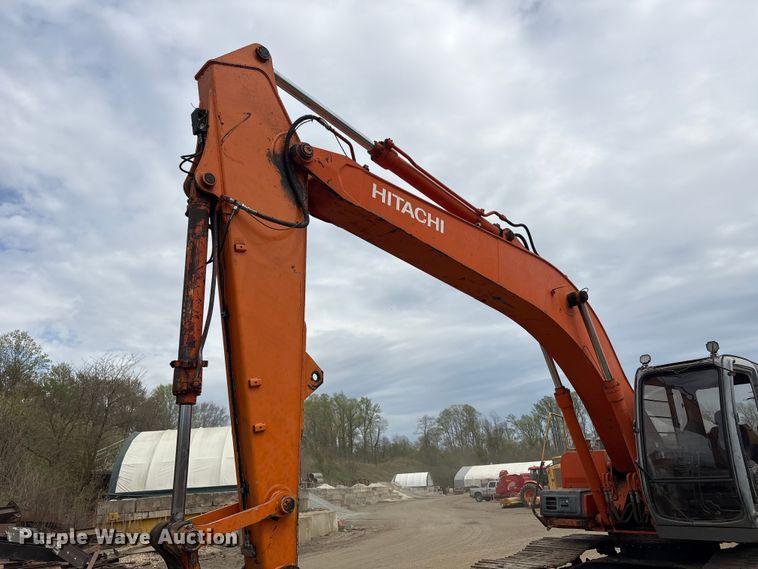image for item DT2892 Hitachi EX200 excavator