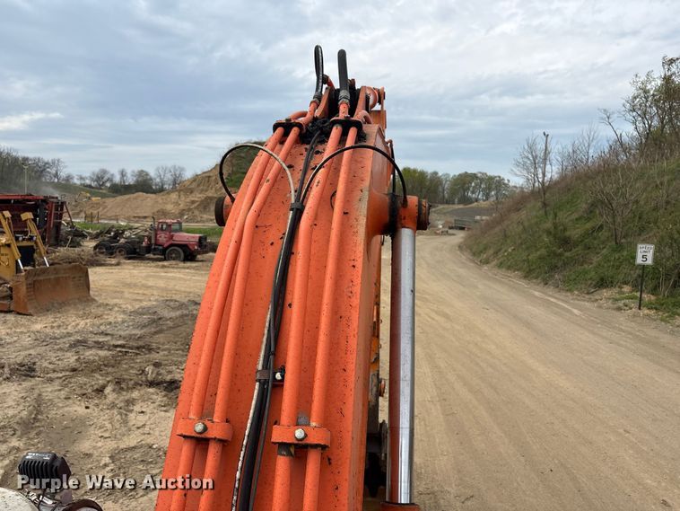 image for item DT2892 Hitachi EX200 excavator