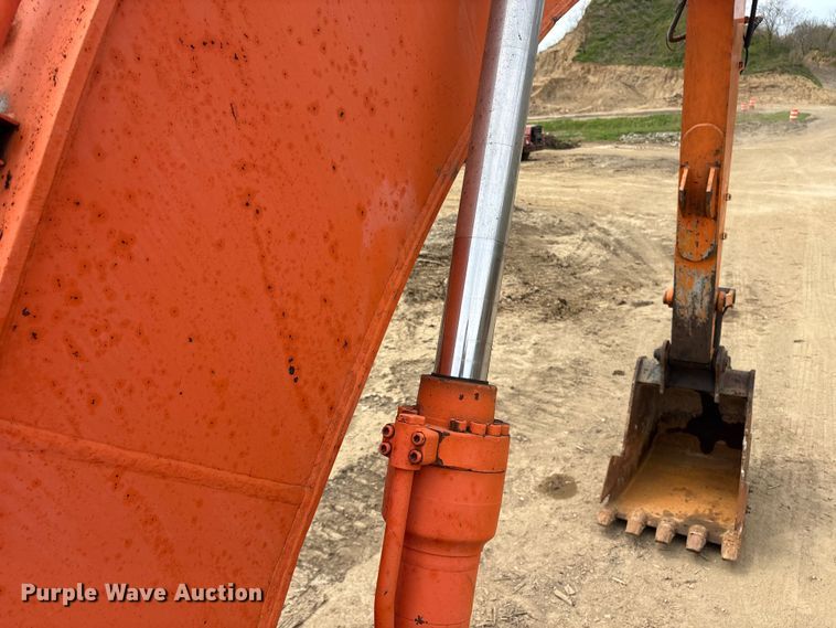 image for item DT2892 Hitachi EX200 excavator