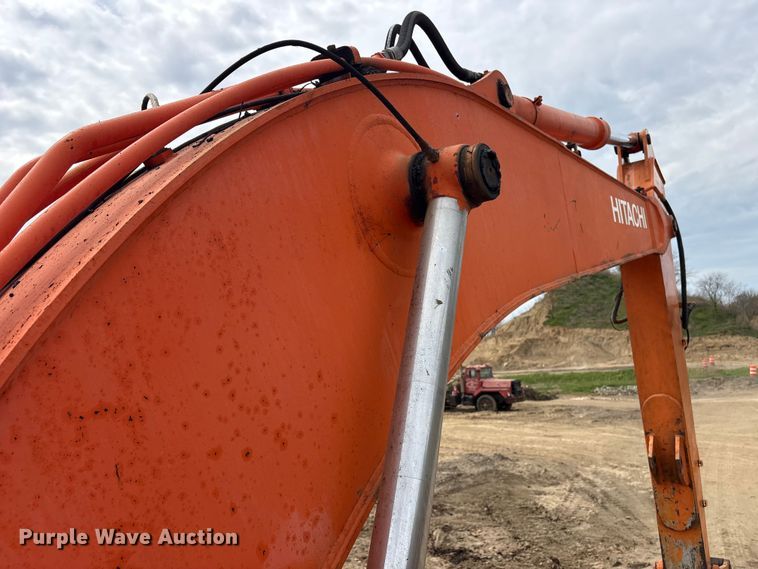 image for item DT2892 Hitachi EX200 excavator