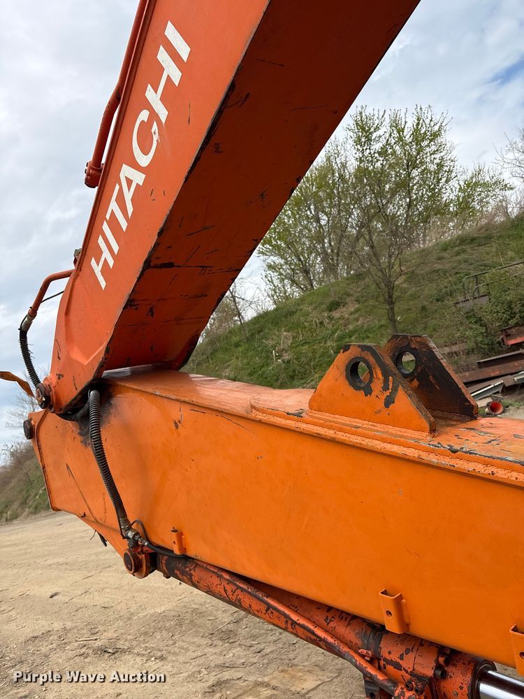 image for item DT2892 Hitachi EX200 excavator