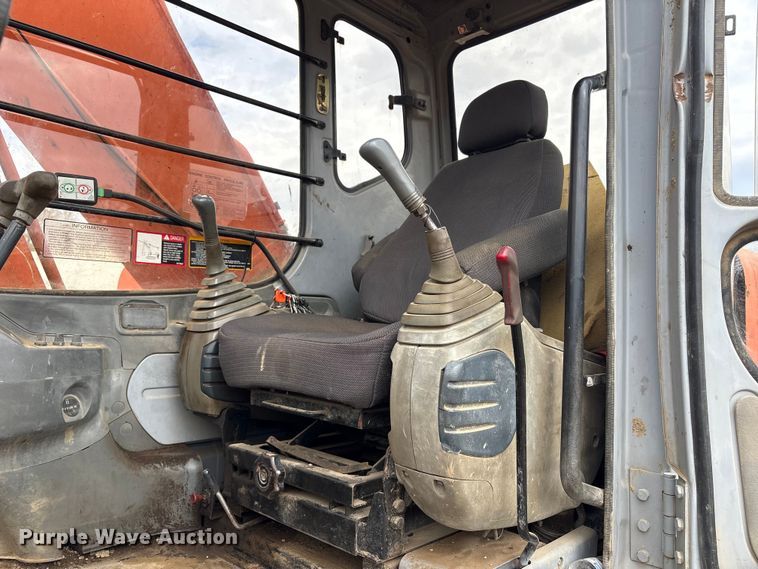 image for item DT2892 Hitachi EX200 excavator