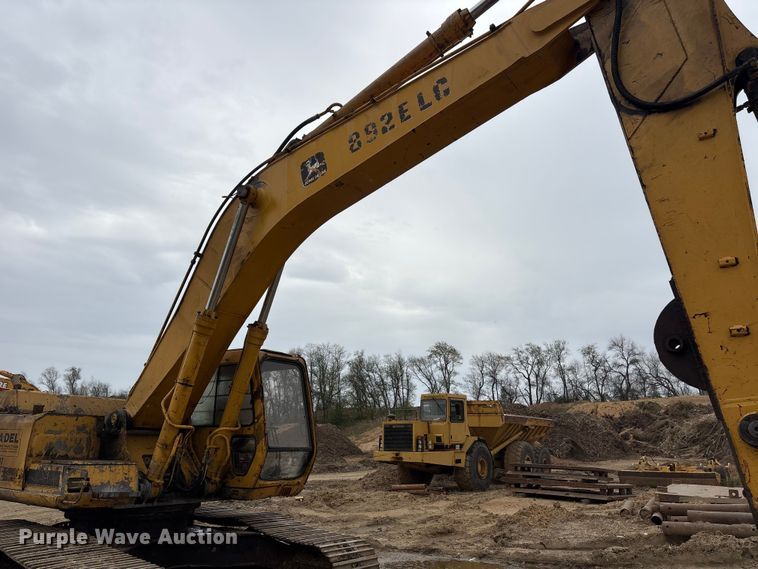 image for item DT2893 1995 John Deere 892ELC excavator