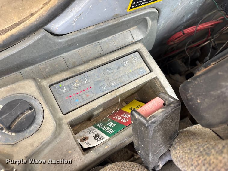 image for item DT2894 1999 John Deere 450LC excavator