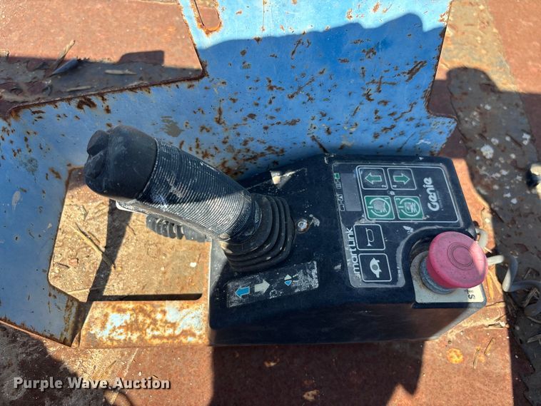 image for item DU0467 2014 Genie GS-3246 scissor lift