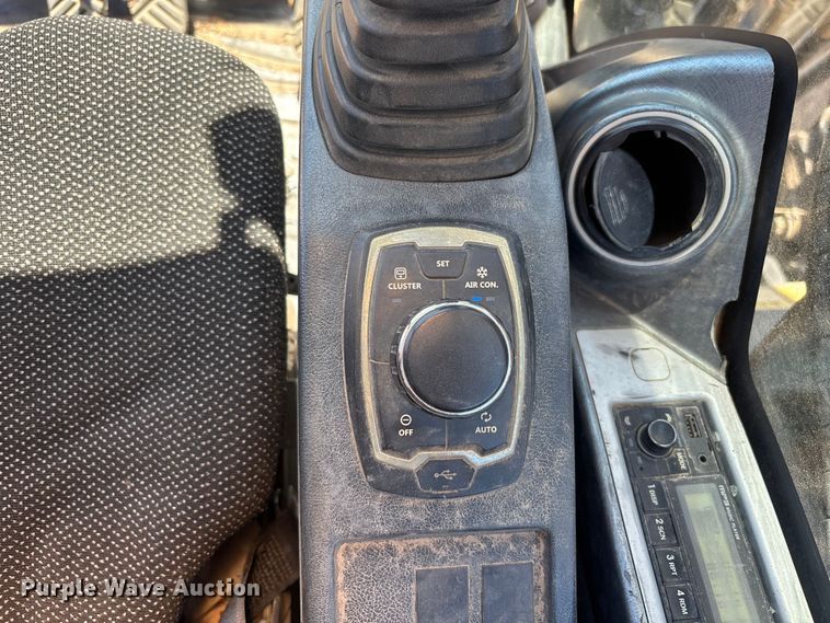 image for item DU0468 Hyundai HX140L excavator