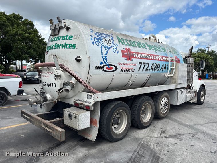 image for item DU0482 2007 Kenworth T800B vacuum truck