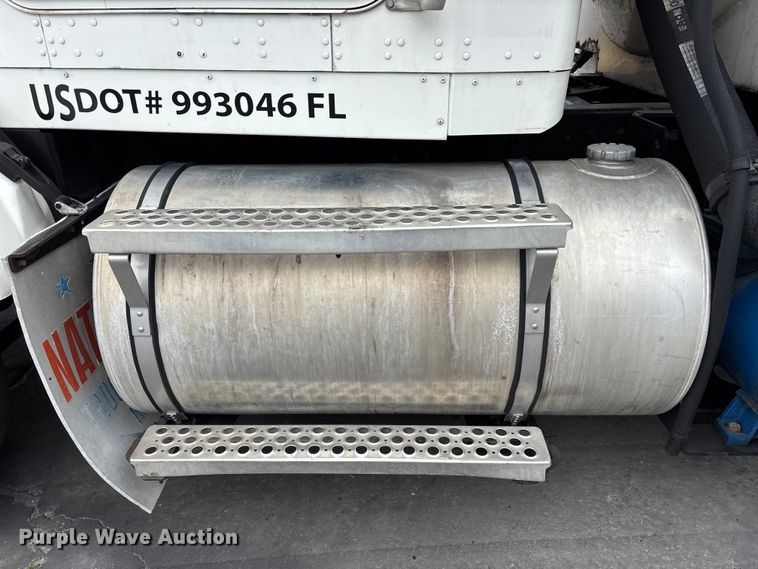 image for item DU0482 2007 Kenworth T800B vacuum truck