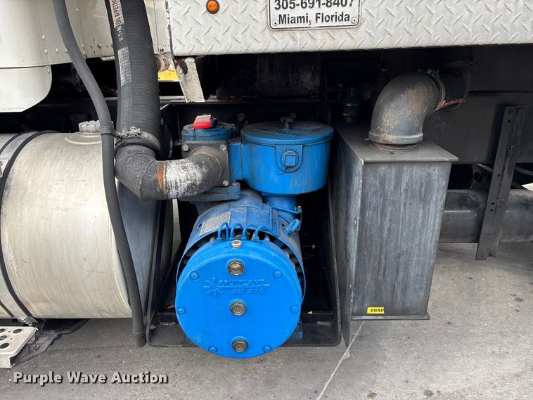 image for item DU0482 2007 Kenworth T800B vacuum truck