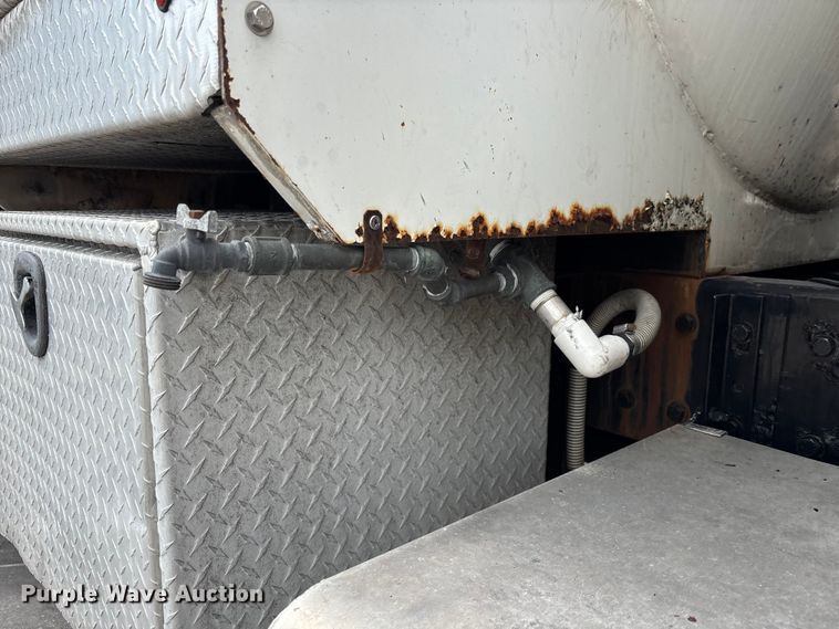 image for item DU0482 2007 Kenworth T800B vacuum truck