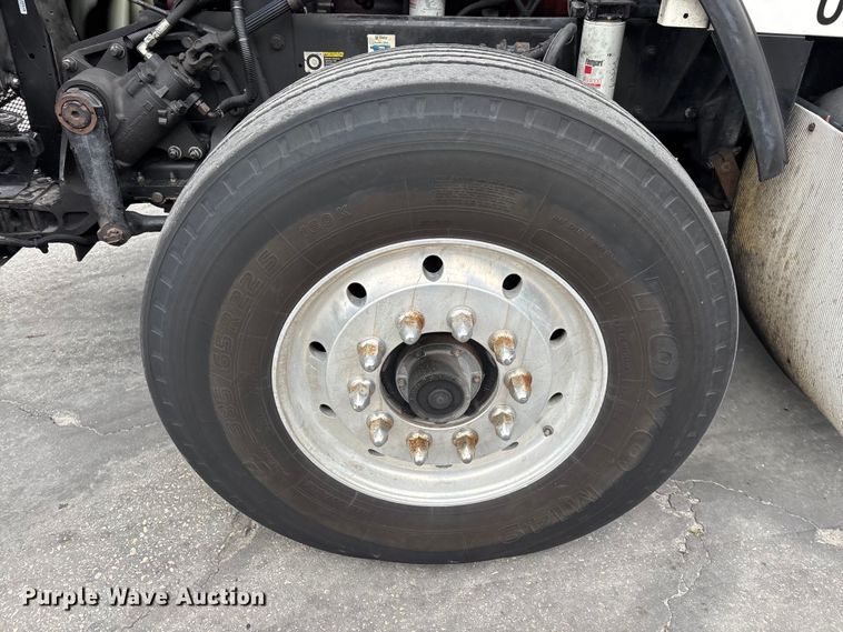 image for item DU0482 2007 Kenworth T800B vacuum truck