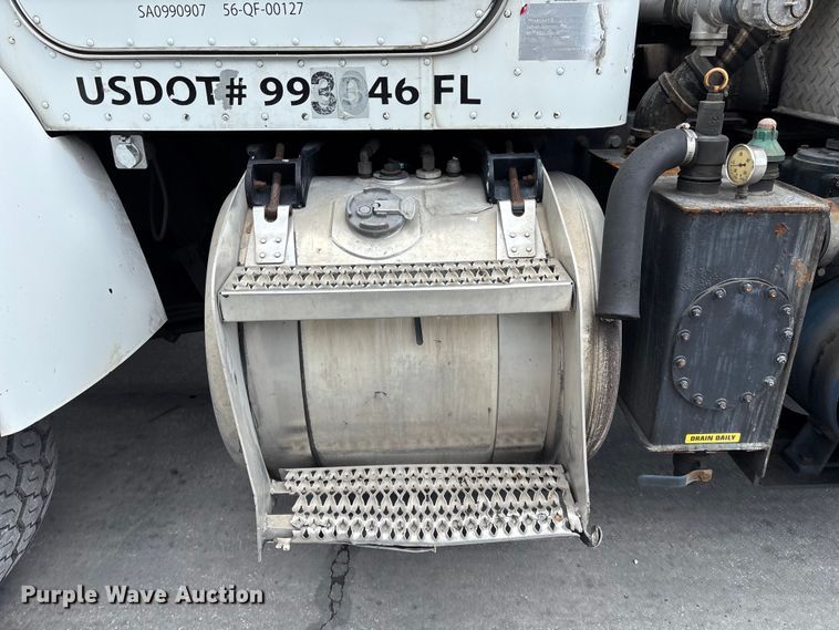 image for item DU0483 2005 Peterbilt PB335 vacuum truck