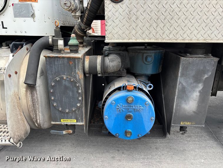 image for item DU0483 2005 Peterbilt PB335 vacuum truck