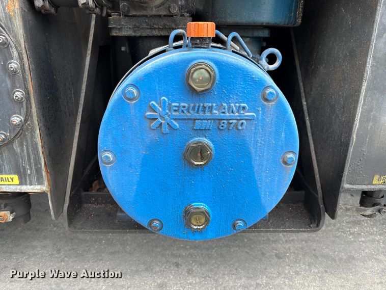 image for item DU0483 2005 Peterbilt PB335 vacuum truck