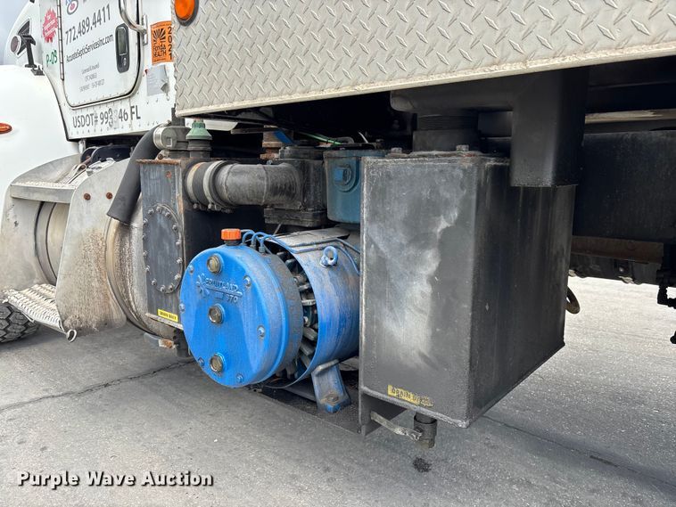 image for item DU0483 2005 Peterbilt PB335 vacuum truck