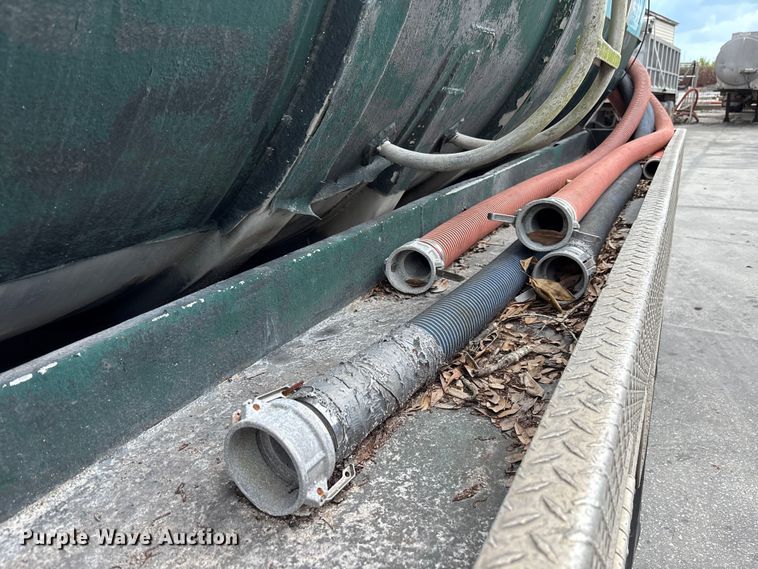 image for item DU0483 2005 Peterbilt PB335 vacuum truck