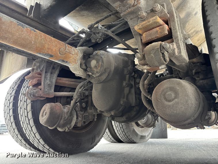 image for item DU0483 2005 Peterbilt PB335 vacuum truck