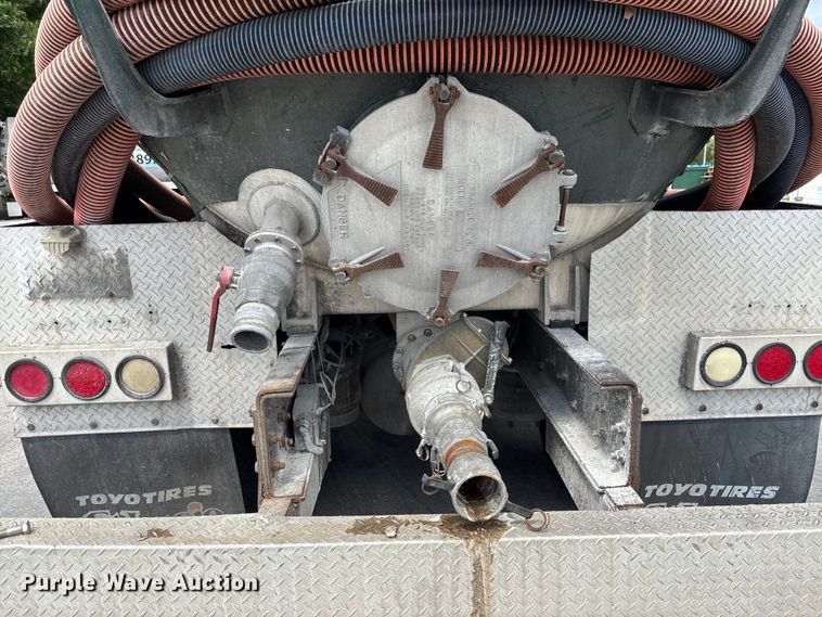 image for item DU0483 2005 Peterbilt PB335 vacuum truck