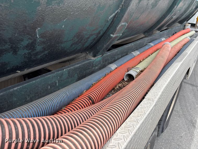 image for item DU0483 2005 Peterbilt PB335 vacuum truck