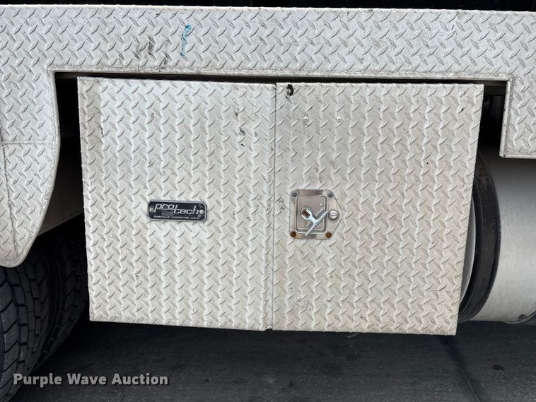 image for item DU0483 2005 Peterbilt PB335 vacuum truck