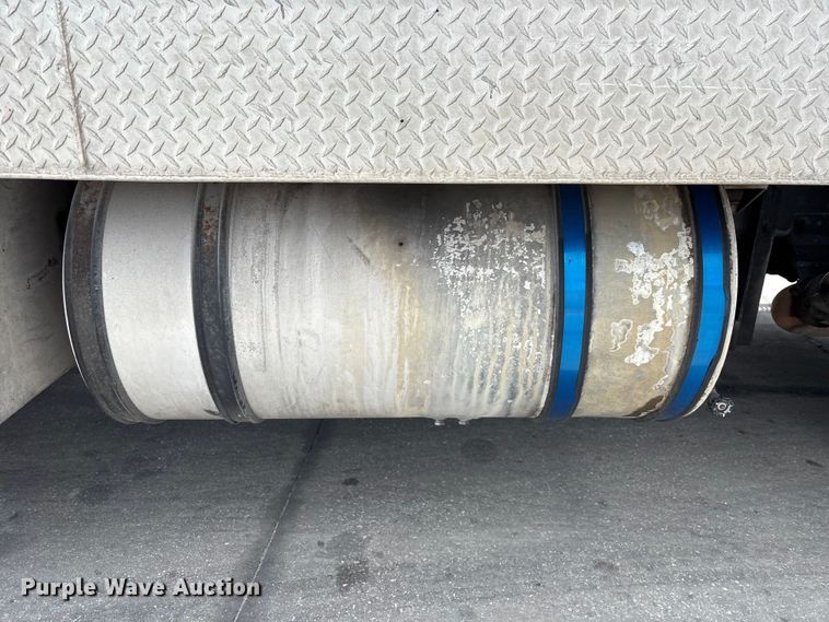 image for item DU0483 2005 Peterbilt PB335 vacuum truck