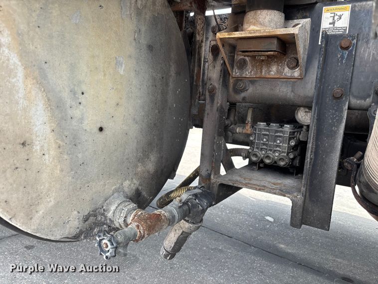 image for item DU0483 2005 Peterbilt PB335 vacuum truck