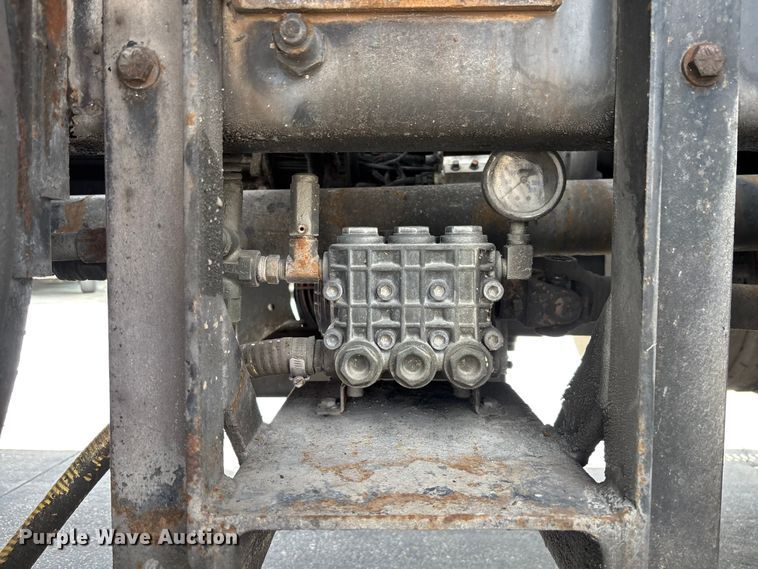 image for item DU0483 2005 Peterbilt PB335 vacuum truck