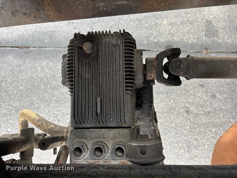 image for item DU0483 2005 Peterbilt PB335 vacuum truck