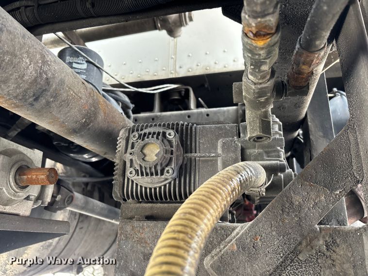 image for item DU0483 2005 Peterbilt PB335 vacuum truck