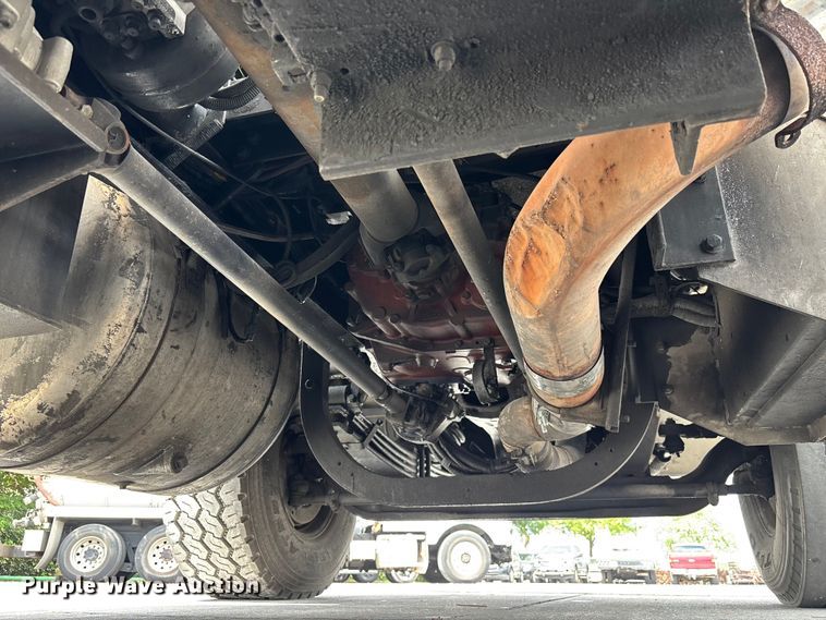 image for item DU0483 2005 Peterbilt PB335 vacuum truck