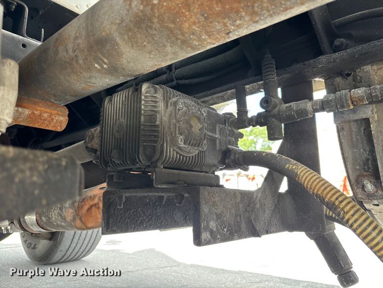 image for item DU0483 2005 Peterbilt PB335 vacuum truck