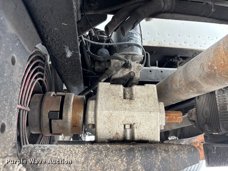 image for item DU0483 2005 Peterbilt PB335 vacuum truck