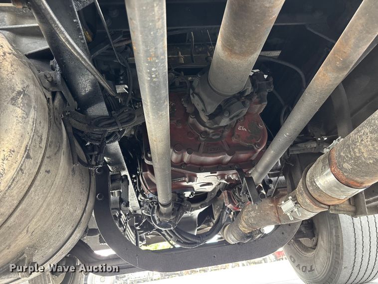 image for item DU0483 2005 Peterbilt PB335 vacuum truck