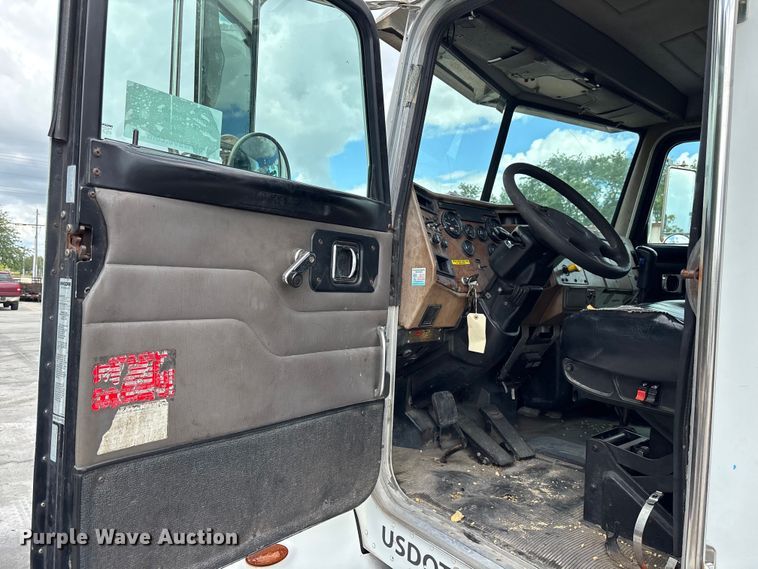 image for item DU0483 2005 Peterbilt PB335 vacuum truck