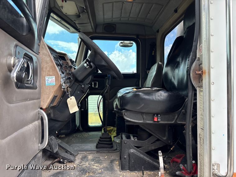 image for item DU0483 2005 Peterbilt PB335 vacuum truck