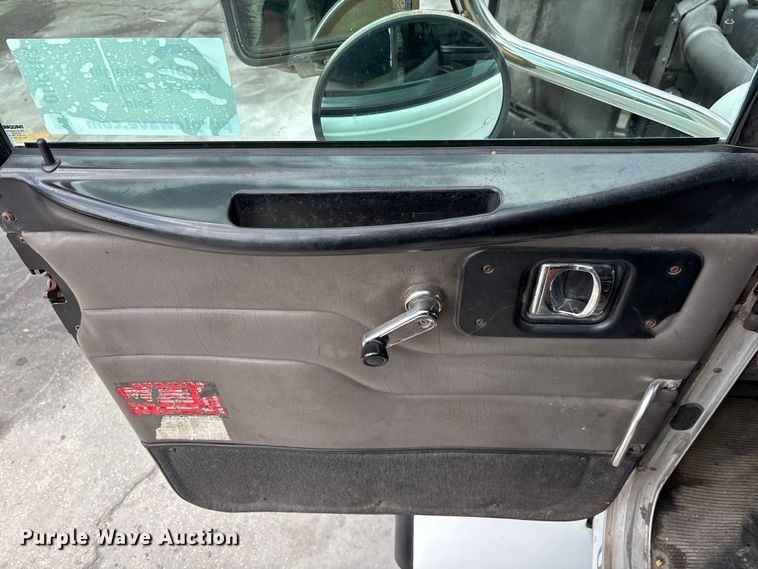 image for item DU0483 2005 Peterbilt PB335 vacuum truck