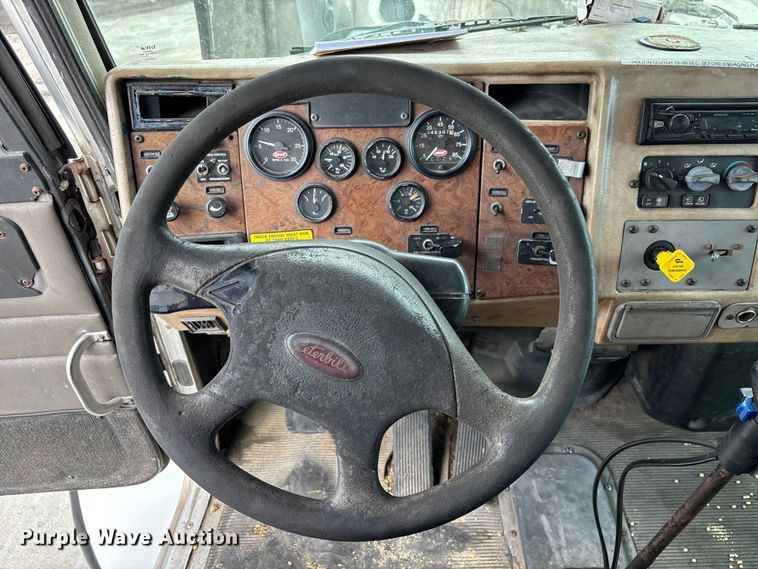 image for item DU0483 2005 Peterbilt PB335 vacuum truck