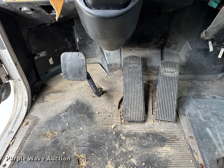 image for item DU0483 2005 Peterbilt PB335 vacuum truck